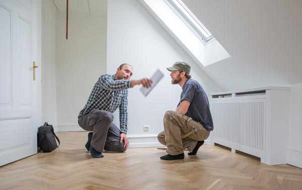 Billede af to tømrer fra tømrerfirmaet S.M. Bang