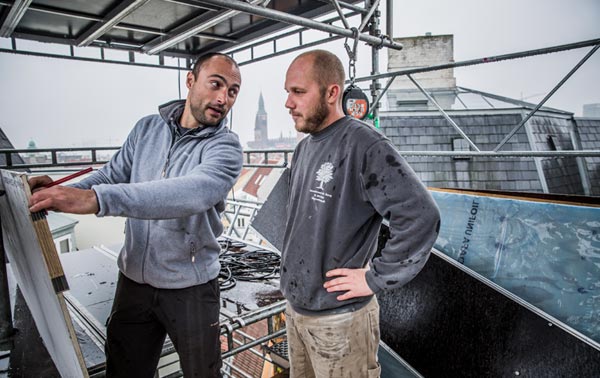 Tømrer der arbejder på stillads